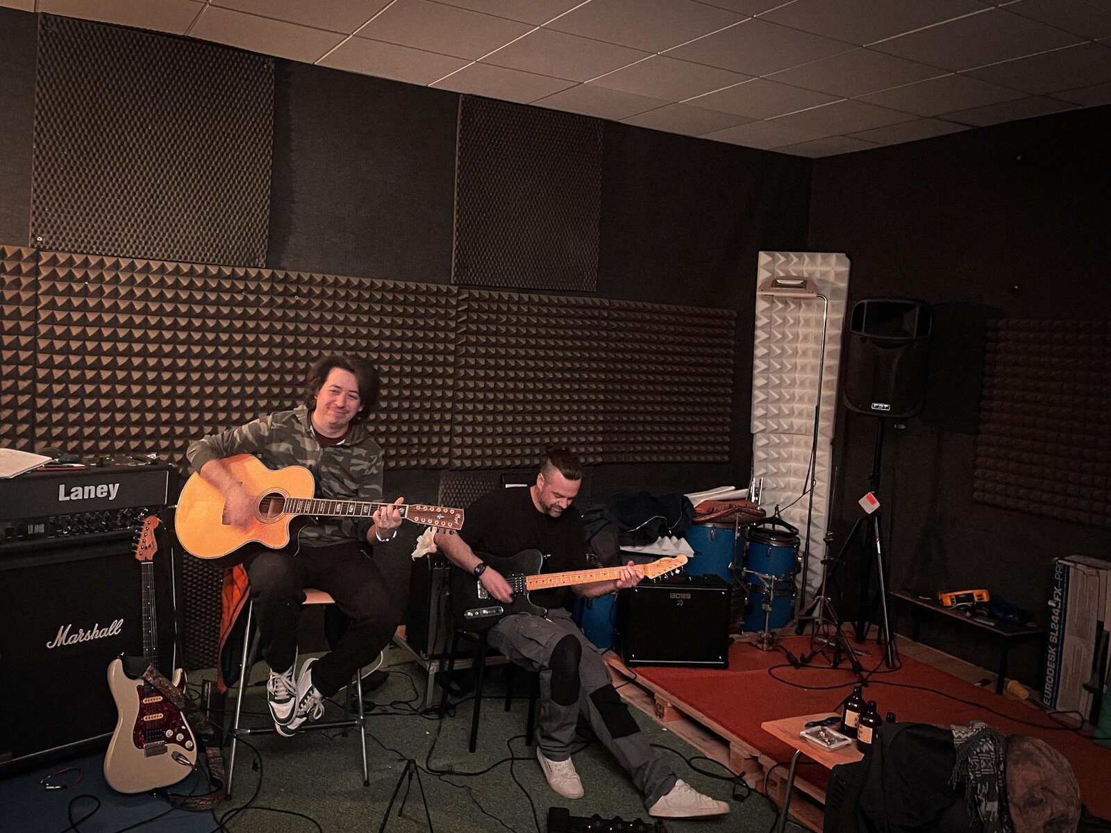Ivy con acustica e Andre col basso in sala prove