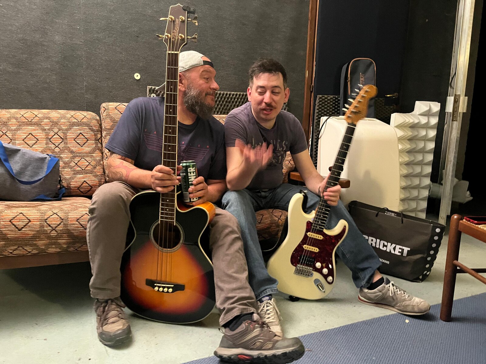 Ivy e Fede in saletta, con strumenti