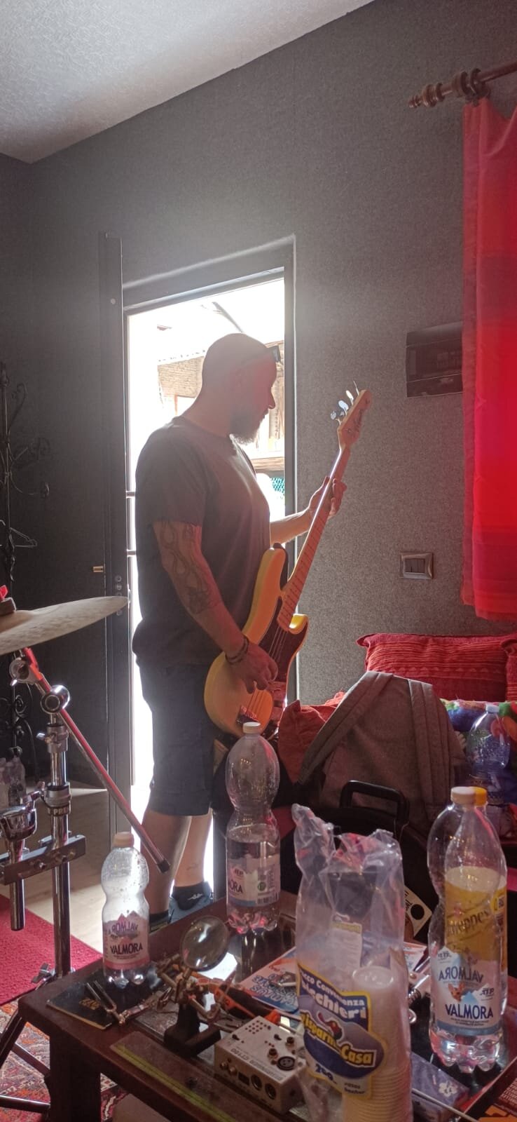 Frank al microfono, cabina vocale dello studio